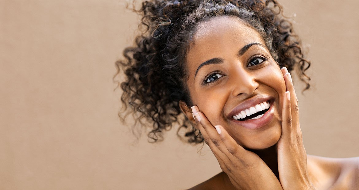 Modelo Negra Sorrindo